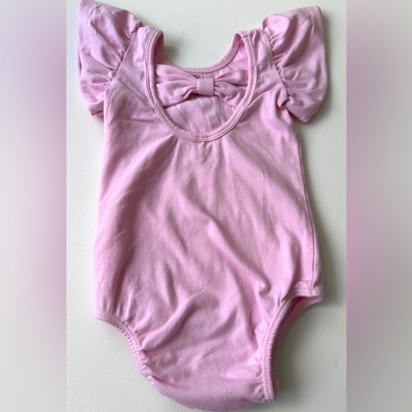 Squishy baby girl’s bodysuit with ruffled sleeves. Size 6M. - Picture 2 of 5